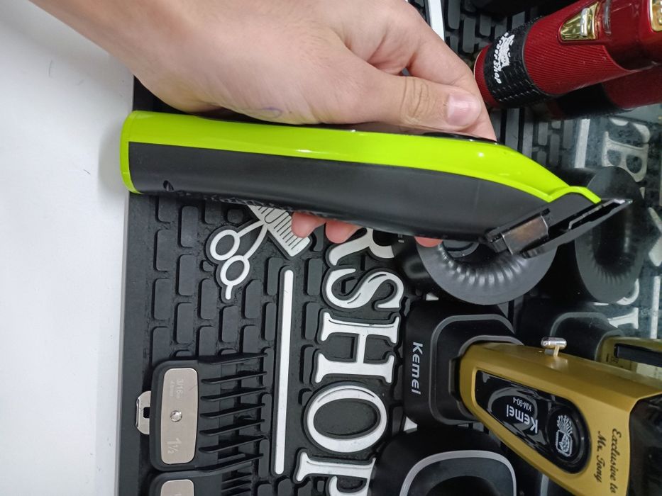 Професионална машинка за подстригване kemei 2035