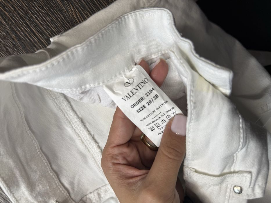 Blugi valentino garavani, potriviti pentru M