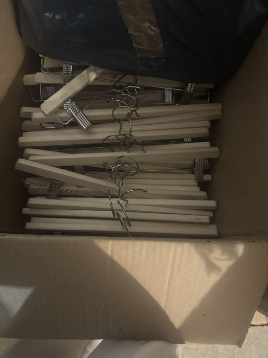 Дървени закачалки / Пластмасови закачалки