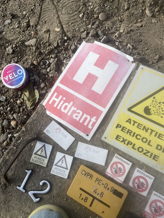 Vand semne pentru casa hidrant si multe alte lucruri !