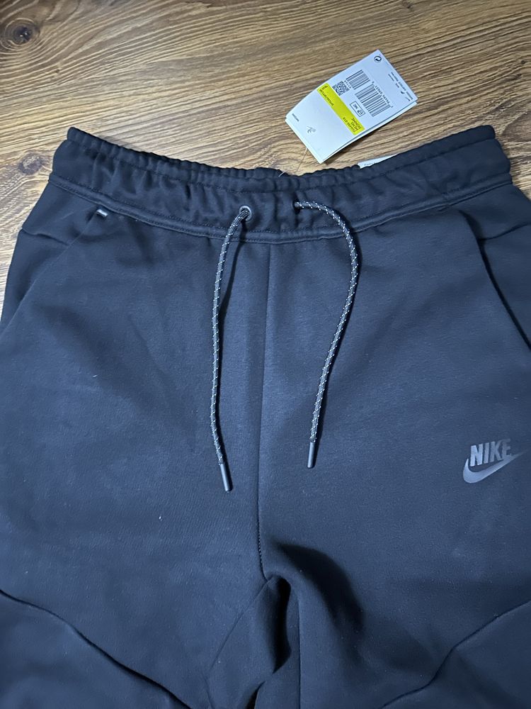 Pantaloni nike tech