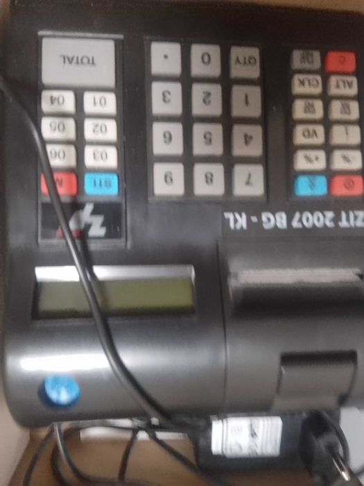 Касов апарат и уред за лепене на етикети