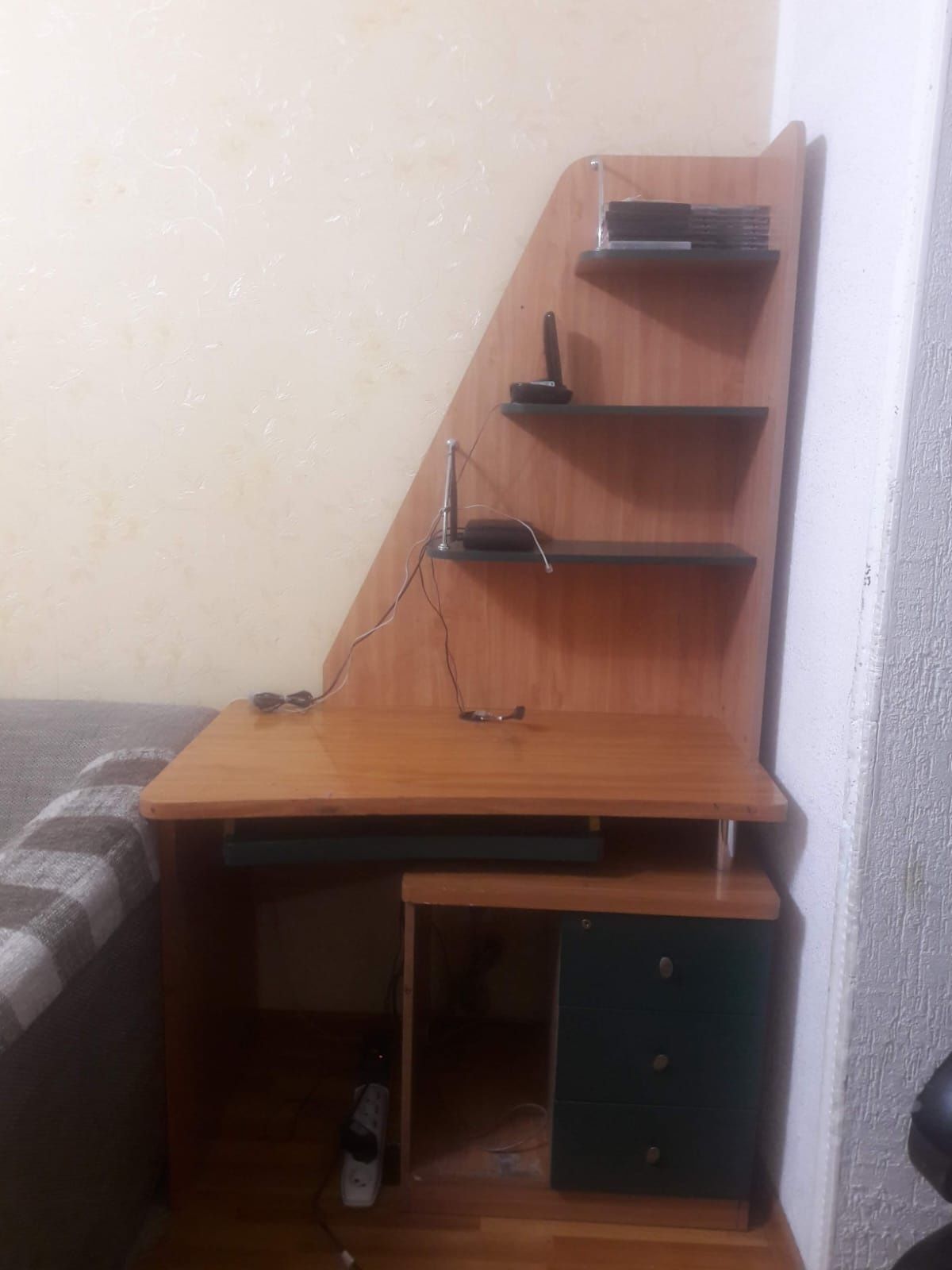 Продам компьютерный стол