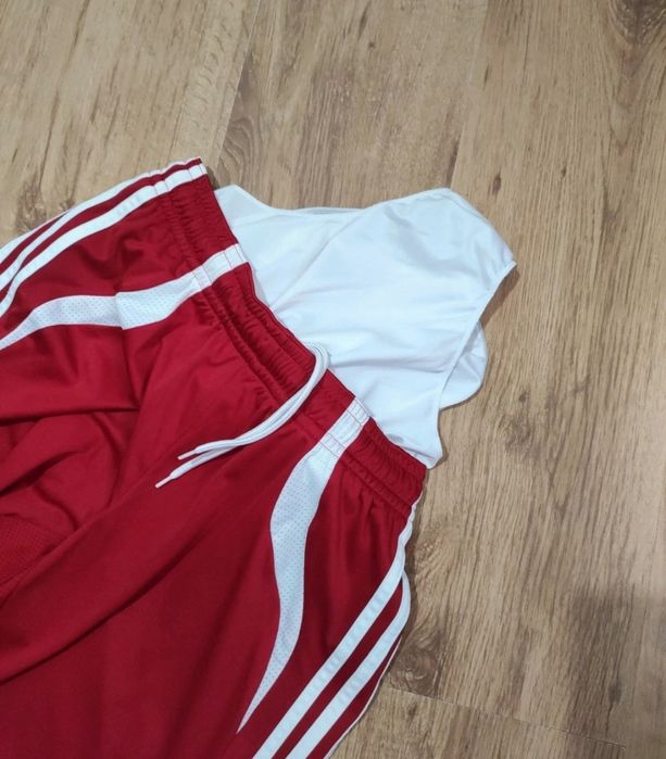 Pantaloni scurți Adidas mărimea M