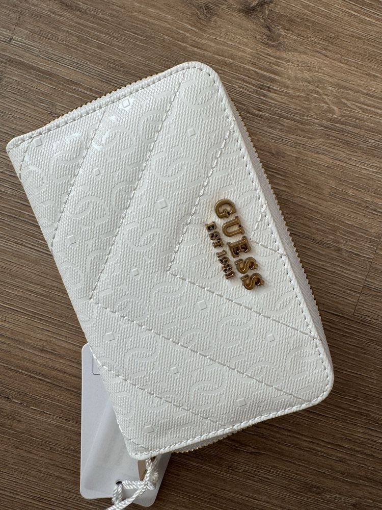Портфейл бял нов оригинален на Guess