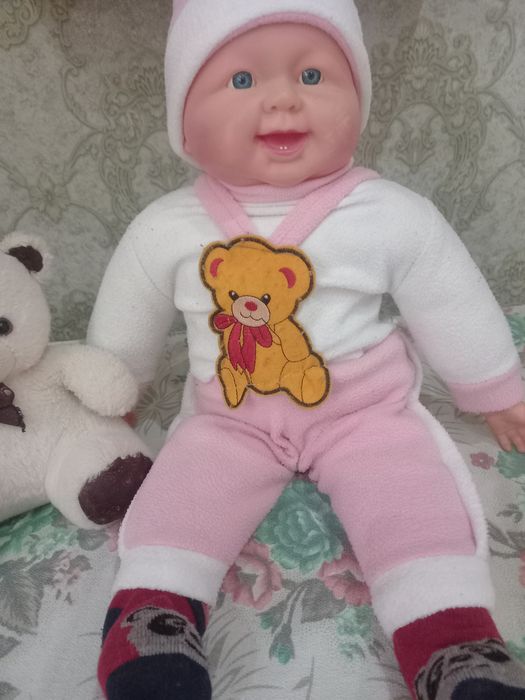 Продаются кукла и мягкая игрушка.