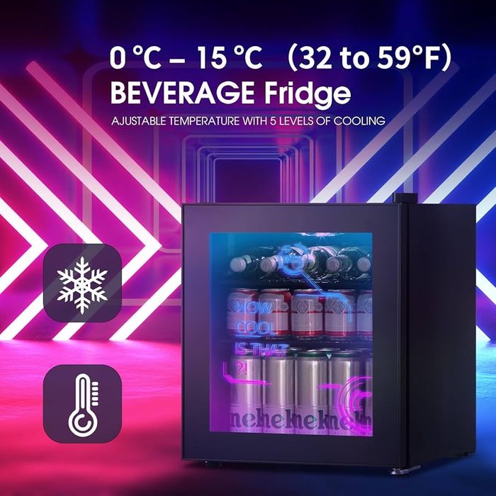 Mini-frigider HCK de 48L, cu usă de sticlă, ideal pentru buturi.