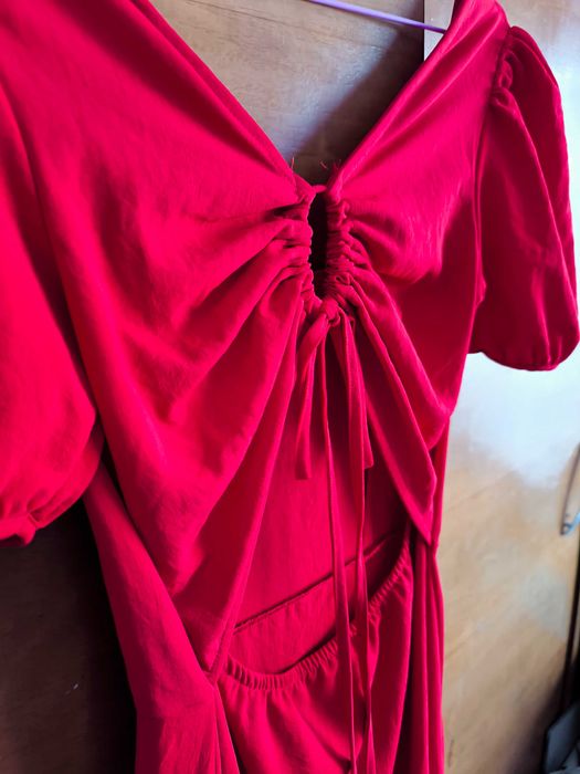 Червена рокля, официална или ежедневна