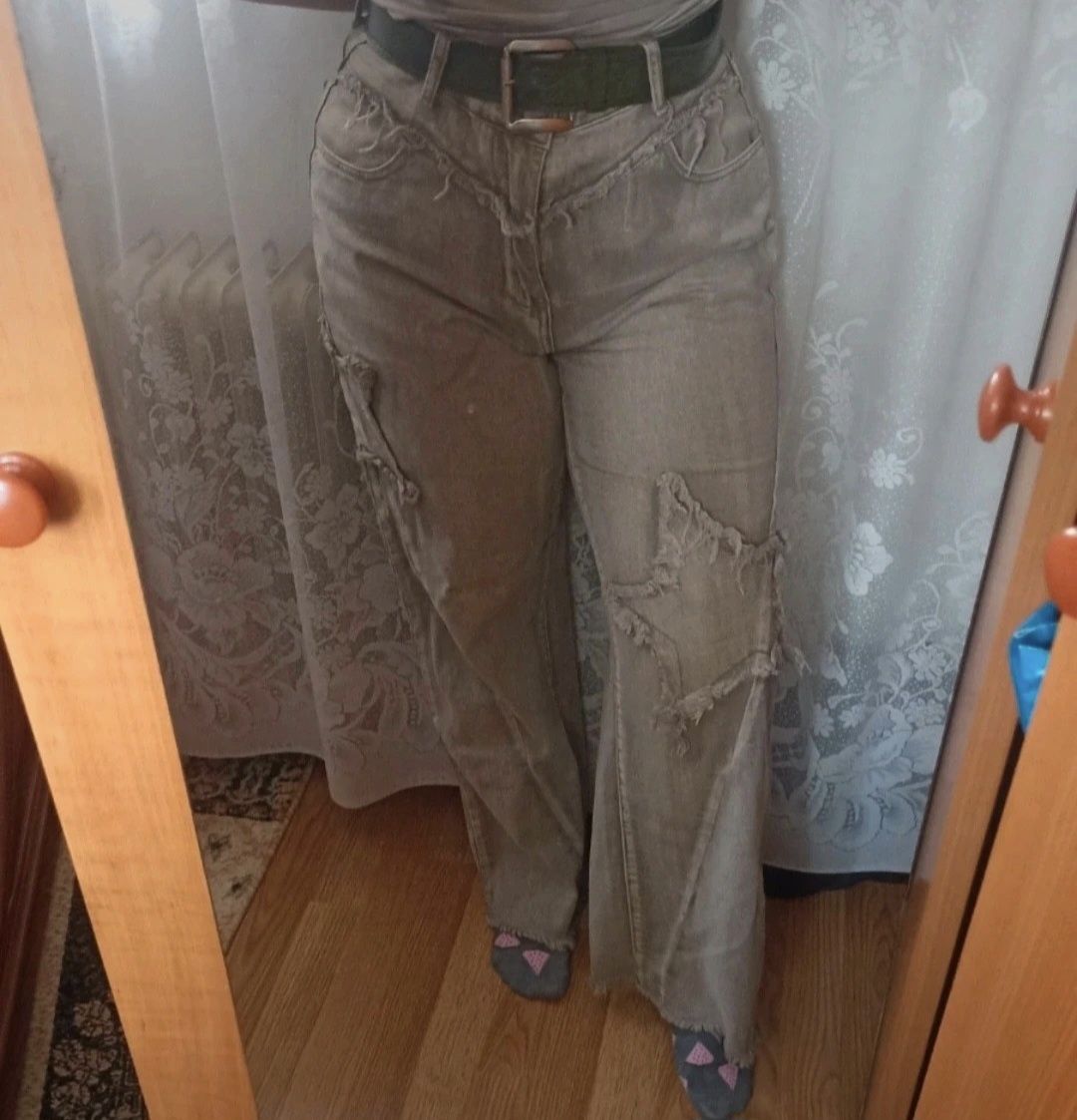 Blugi evazati cu stelute
