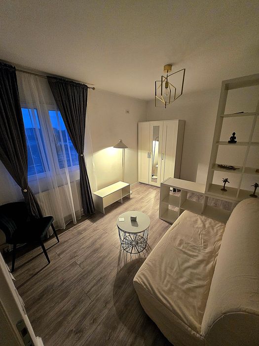 Proprietar vând garsoniera zona Policlinica Titan totul NOU