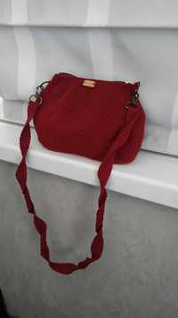 Червена мини плетена чантичка от фина прежда с дълга дръжка и цип.