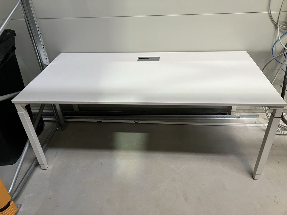 Vand masa alba si scaune gri (12 buc)