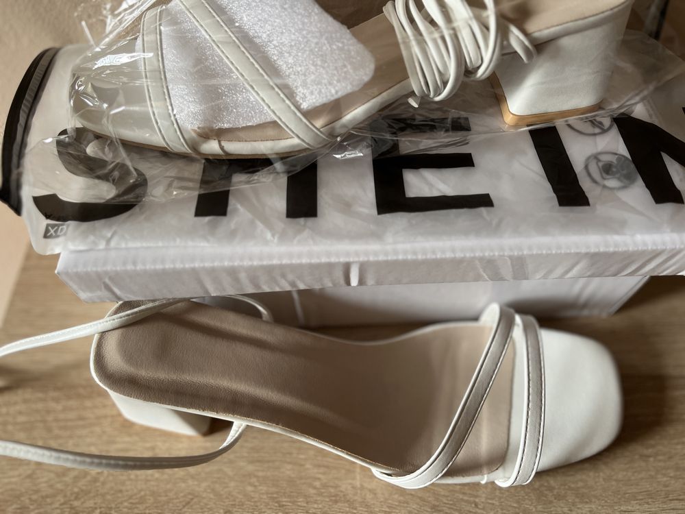 Сандали с дебел ток SHEIN