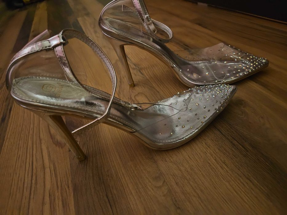 Прозрачни остри обувки