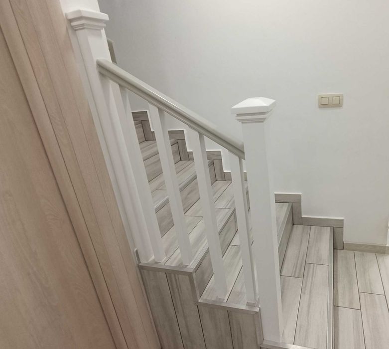 Balustrada alba cu mana curenta gri - din lemn masiv