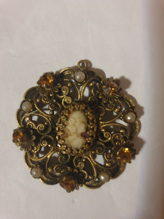 Прекрасна Камея с перли