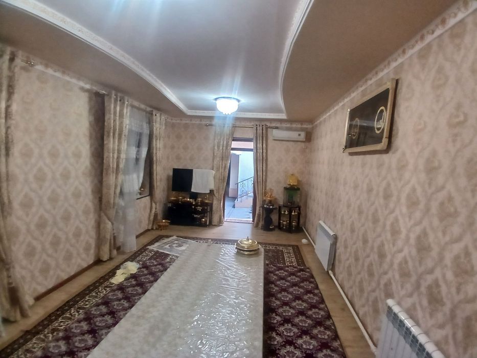 Зангиота зиёратгохи яқинида 4,5 сотихли, 6 хонали ховли сотилади.