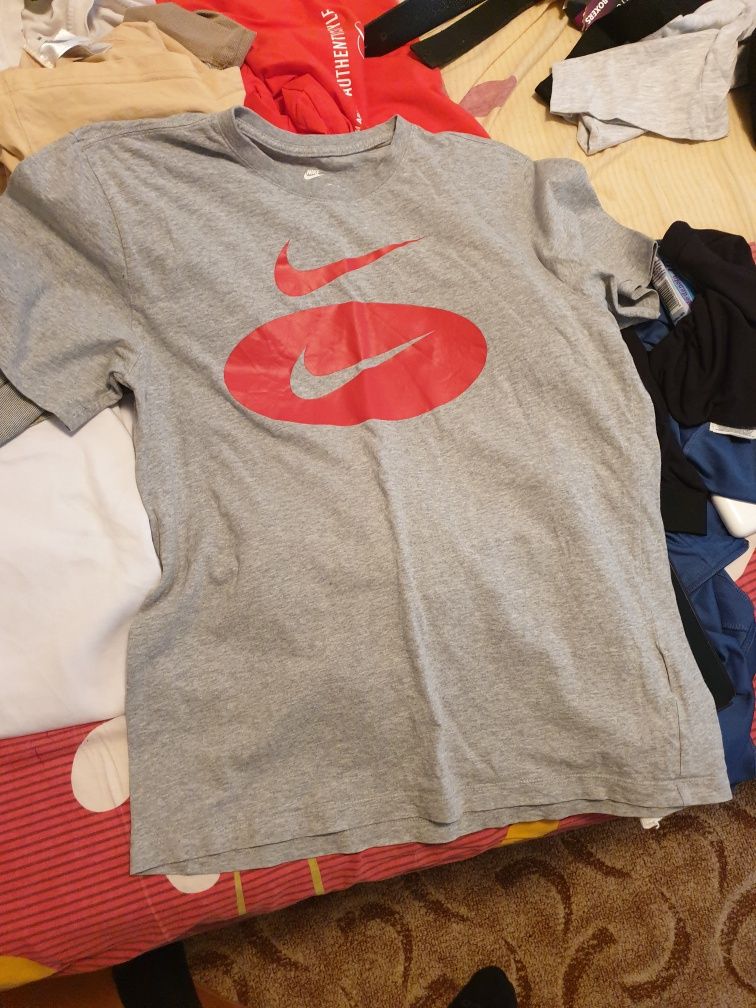 Tricouri Nike le vând pe toate