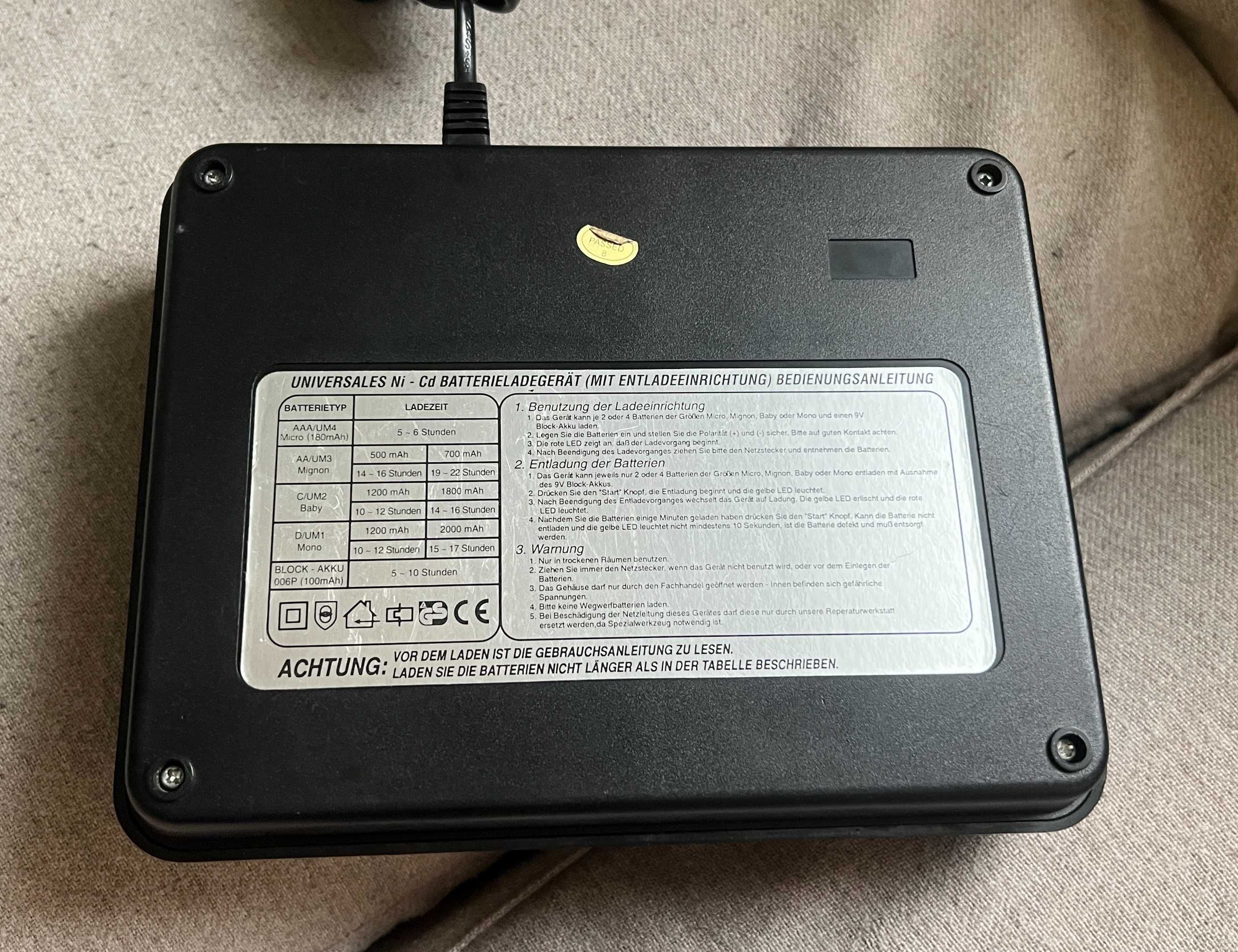 Incarcator universal de baterii cu descarcare NI-Cd Watson HZ 9370