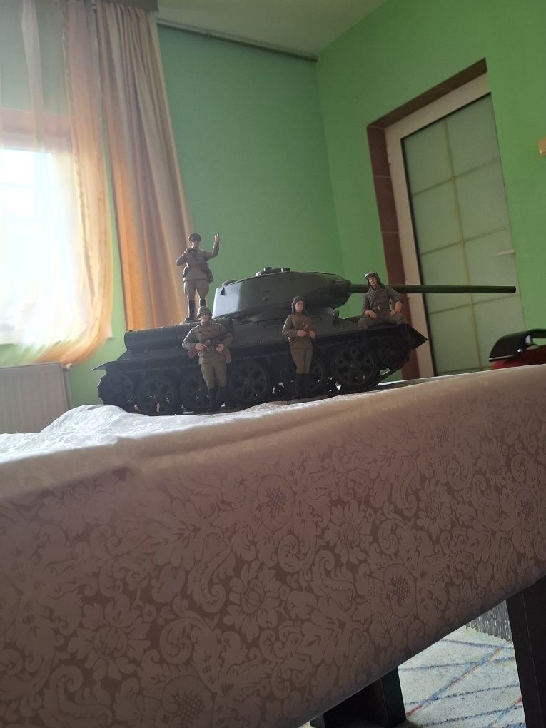Tank machetă(cu led si baterii)