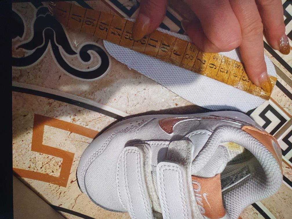 Adidasi nike  fetita