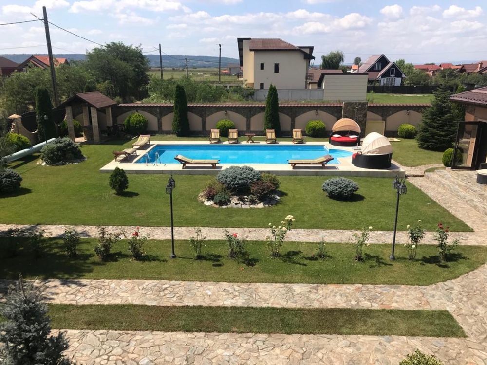 Vila spațioasă cu piscină, foișor și anexe – 1300 mp teren