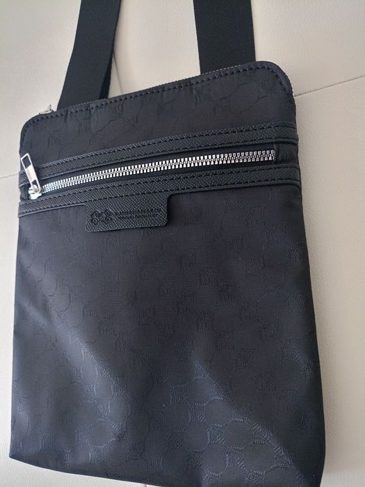 Vând borsetă bărbătească model deosebit produs de calitate superioara.