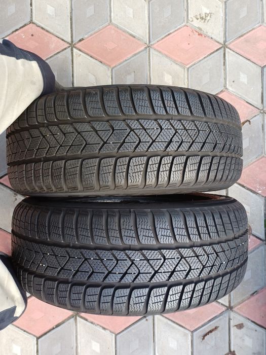 Vând 2 anvelope de iarna 225 55 r17 PIRELLI din 2023 rulate max 500 km