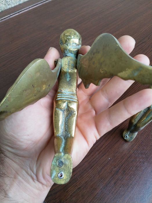 Масивни месингови фигури на ангели