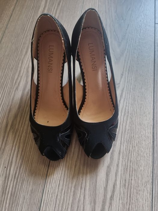 Vând pantofi eleganți cu toc subțire