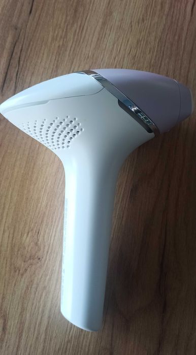Фотоепилатор Philips Lumea IPL 8000 Series BRI947