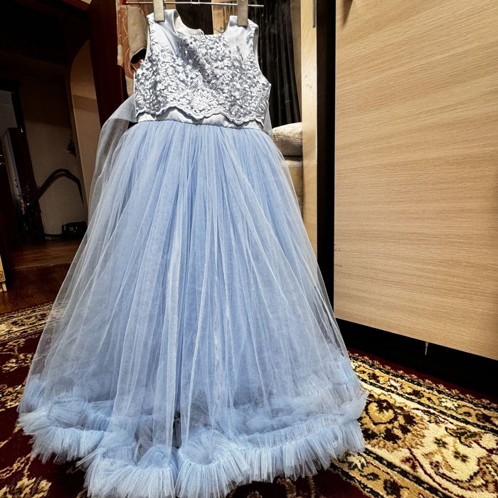 Срочно ! Продам платье на девочку 4-5 лет