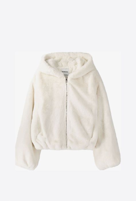 Бяло пухкаво и късо яке BERSHKA