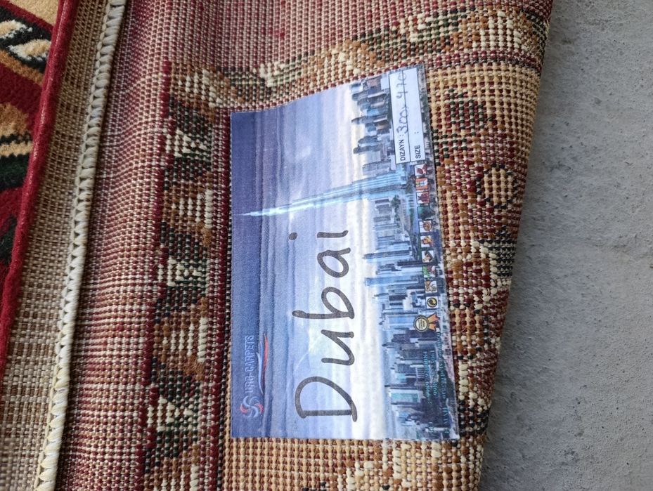 Dubayski gilamlar sotiladi ikkta bor 1.3.470 2/.3.x3.70m ishlatilmagan