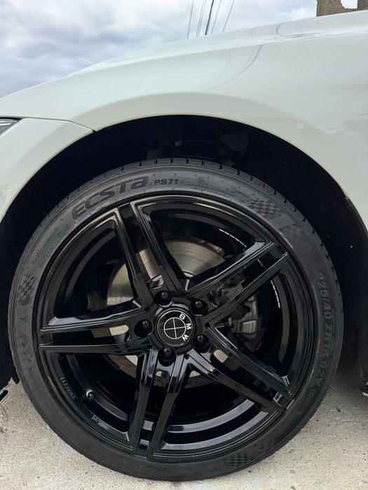 Vând jante R18 cu cauciucuri – stare impecabilă pret fixxx!