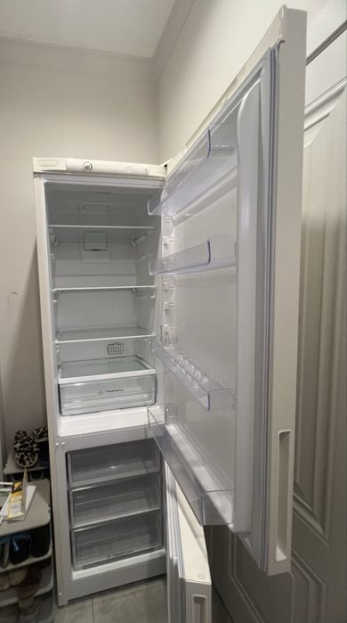 Продам холодильник INDESIT