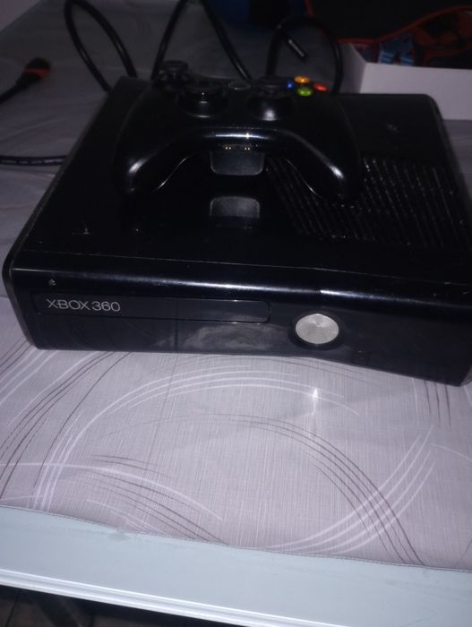 Vând Xbox 360 stare bună
