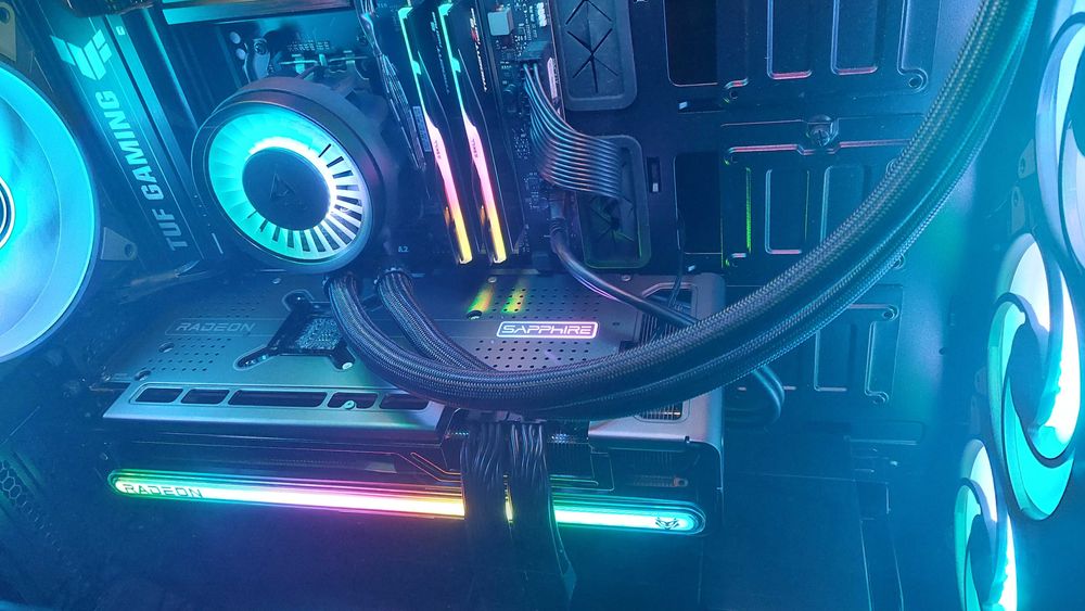 Sapphire Nitro+ rx 7800xt 
SAPPHIRE NITRO+ AMD Radeon™ RX 7800 XT 16GB