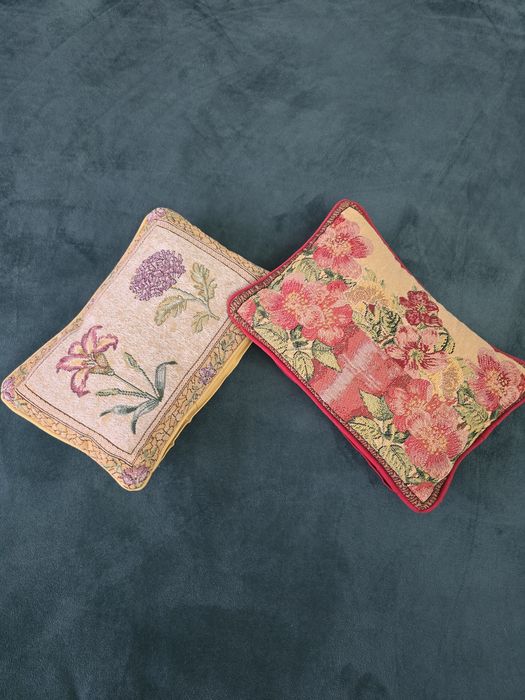 Set 2 pernuțe tip Gobelin – modele florale – vintage, decorative