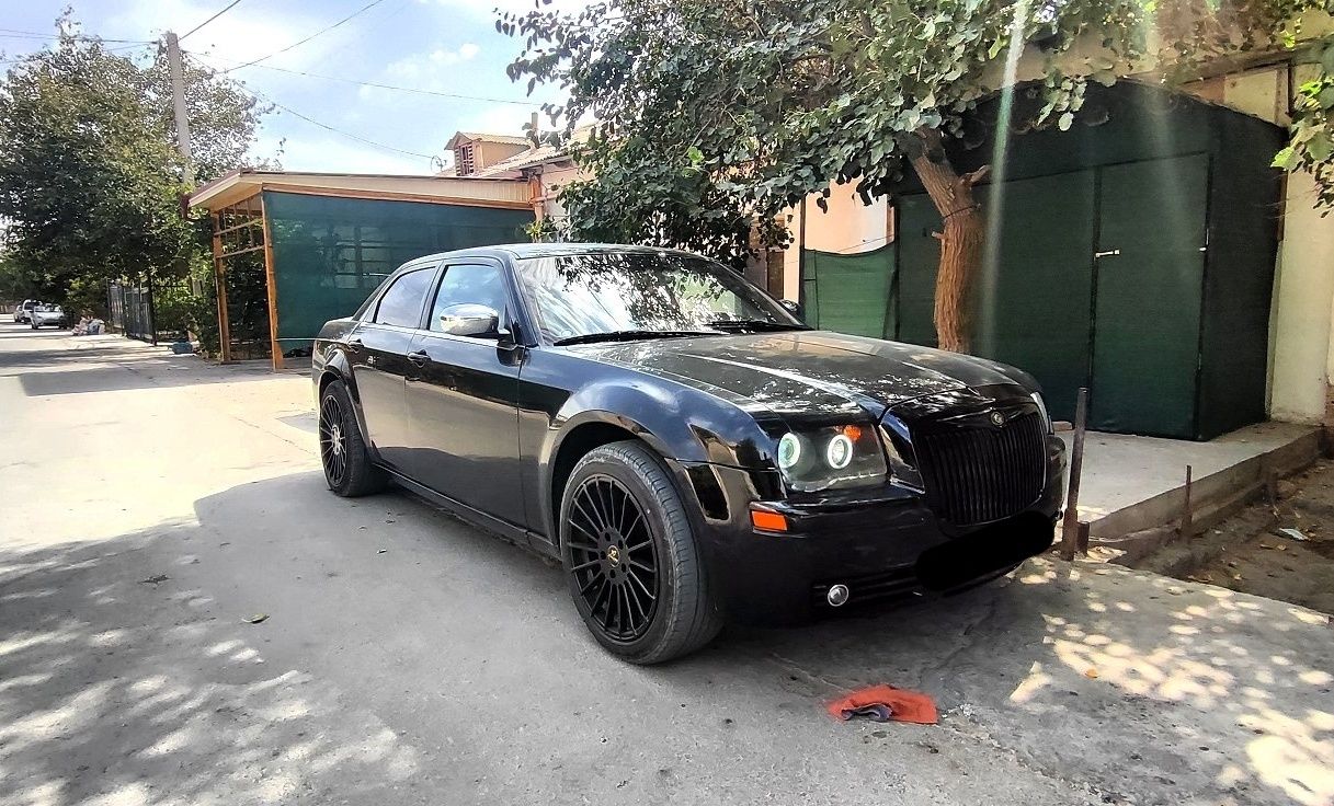Chrisler 300C sotiladi (Stock)