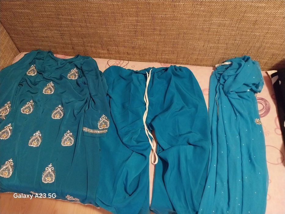 Sari de indianca albastru cu pietre