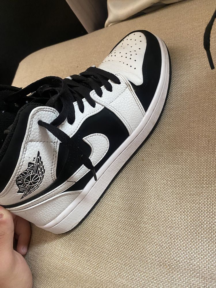 air jordan 1 mid tuxedo