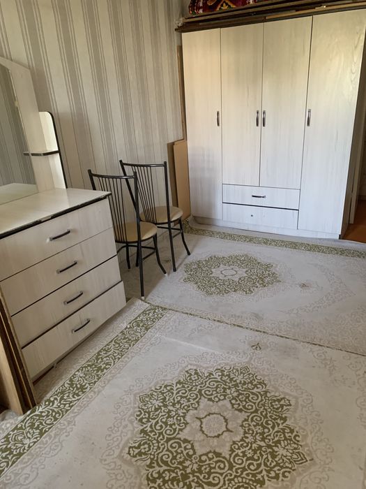 Екі бөлменің бір бөлмесі беріледі