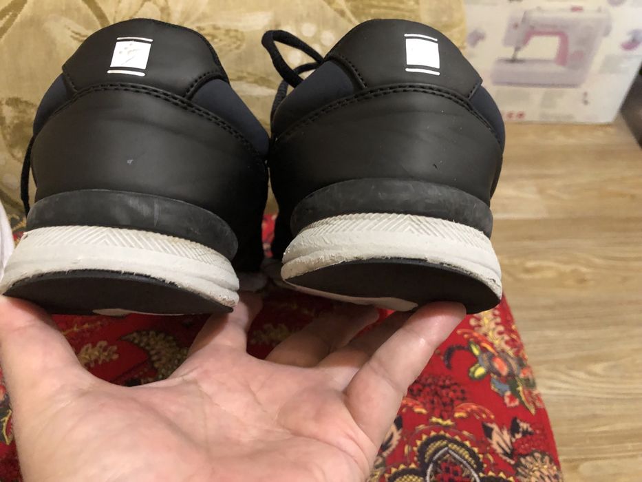 Продаются кроссовки.