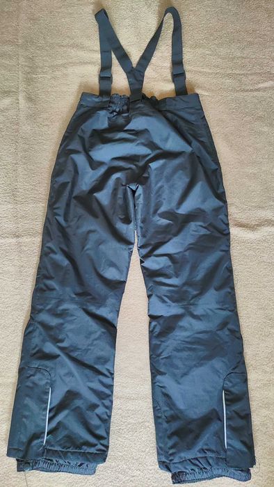 Vand panrtaloni schi, cu bretele, culoare neagra