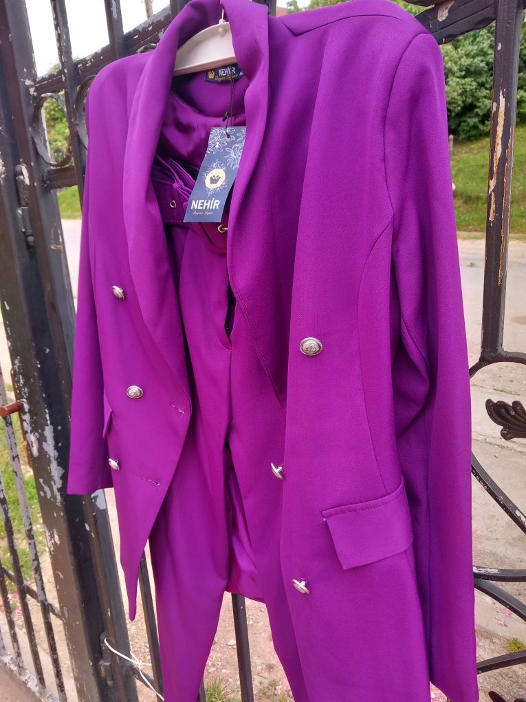 Vând costum dama nou magenta mov