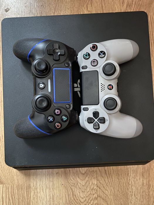 PS 4 Slim 1TB+ 4 jocuri si 3 manete ( una prin fir )