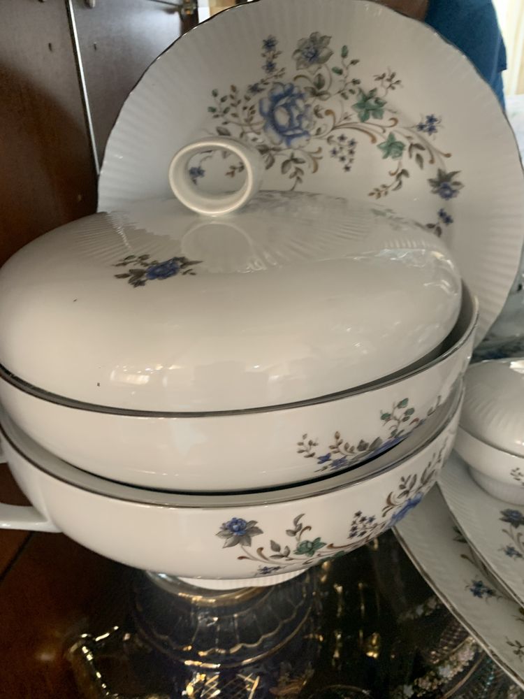 Столовый набор гостевой посуды.