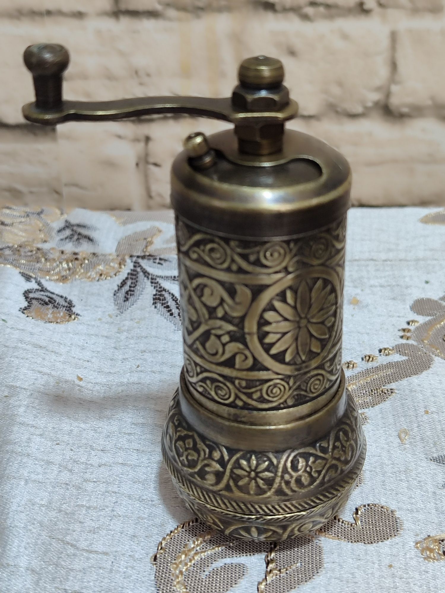 Кофемолка старинная,в отличном состоянии.Можно молоть кофе или специи.