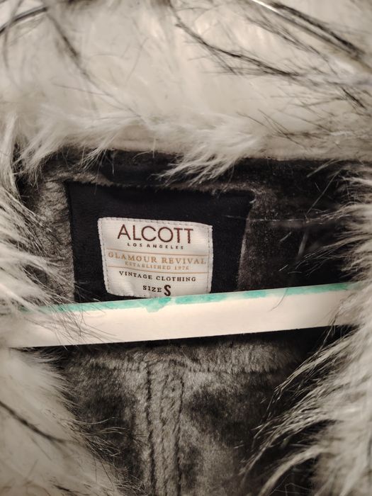 Cojoc negru scurt cu blană albă